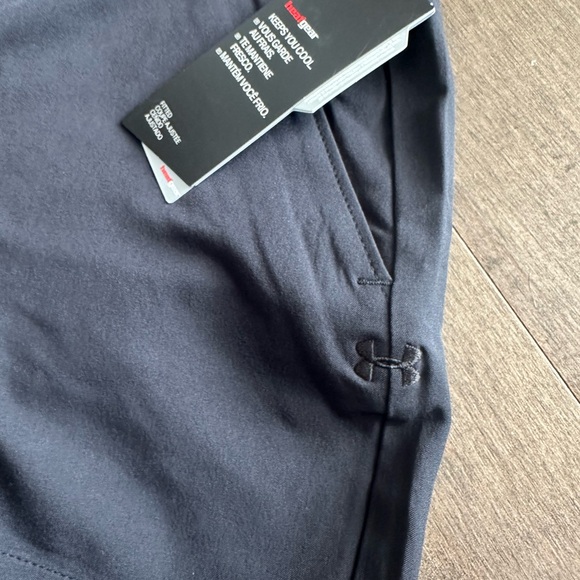 NWT Under armour women’s Black Shorts - size 8 - Picture 5 of 7